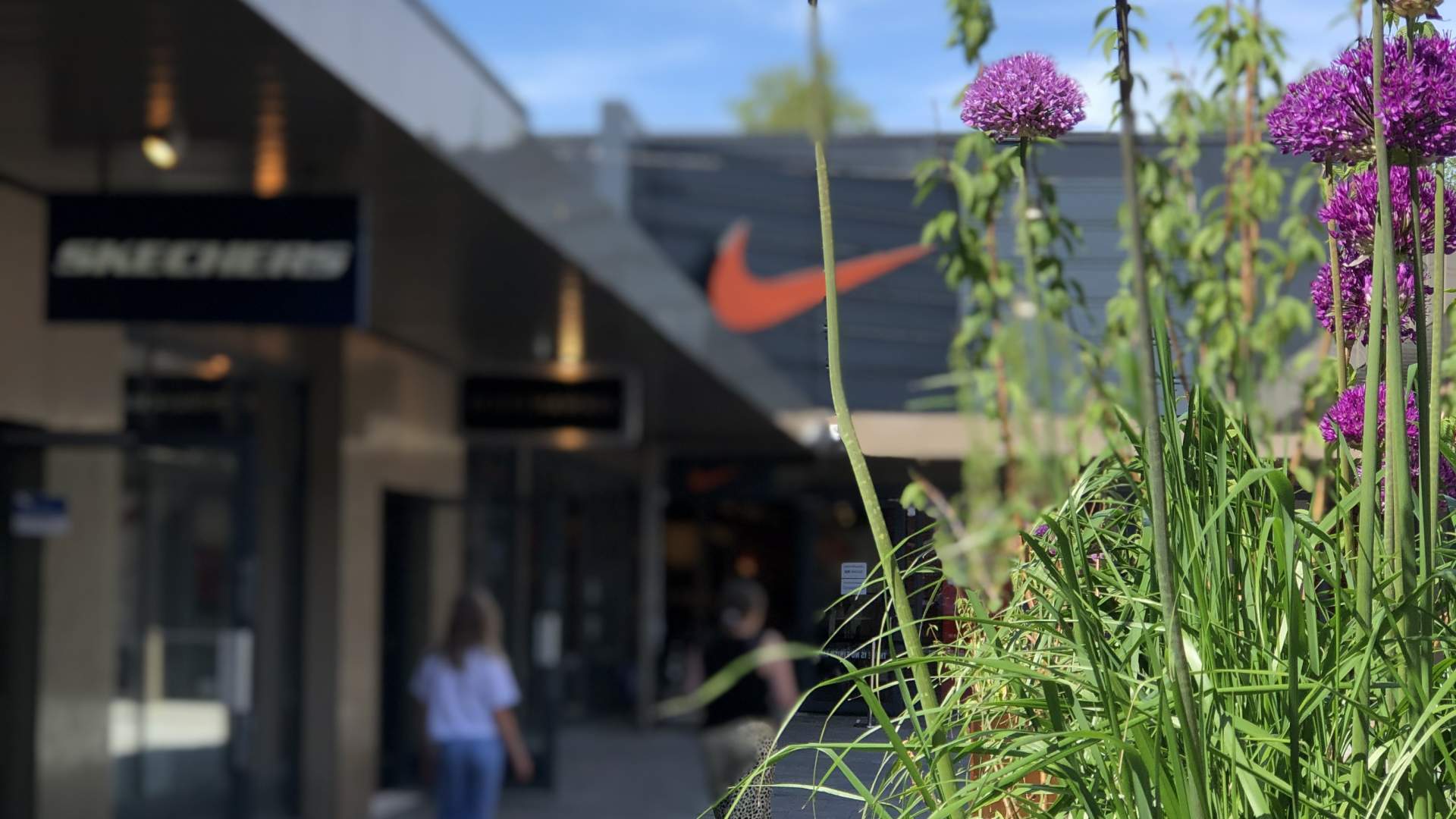 Oslo Fashion Outlet Vestby - handlegate med blomster