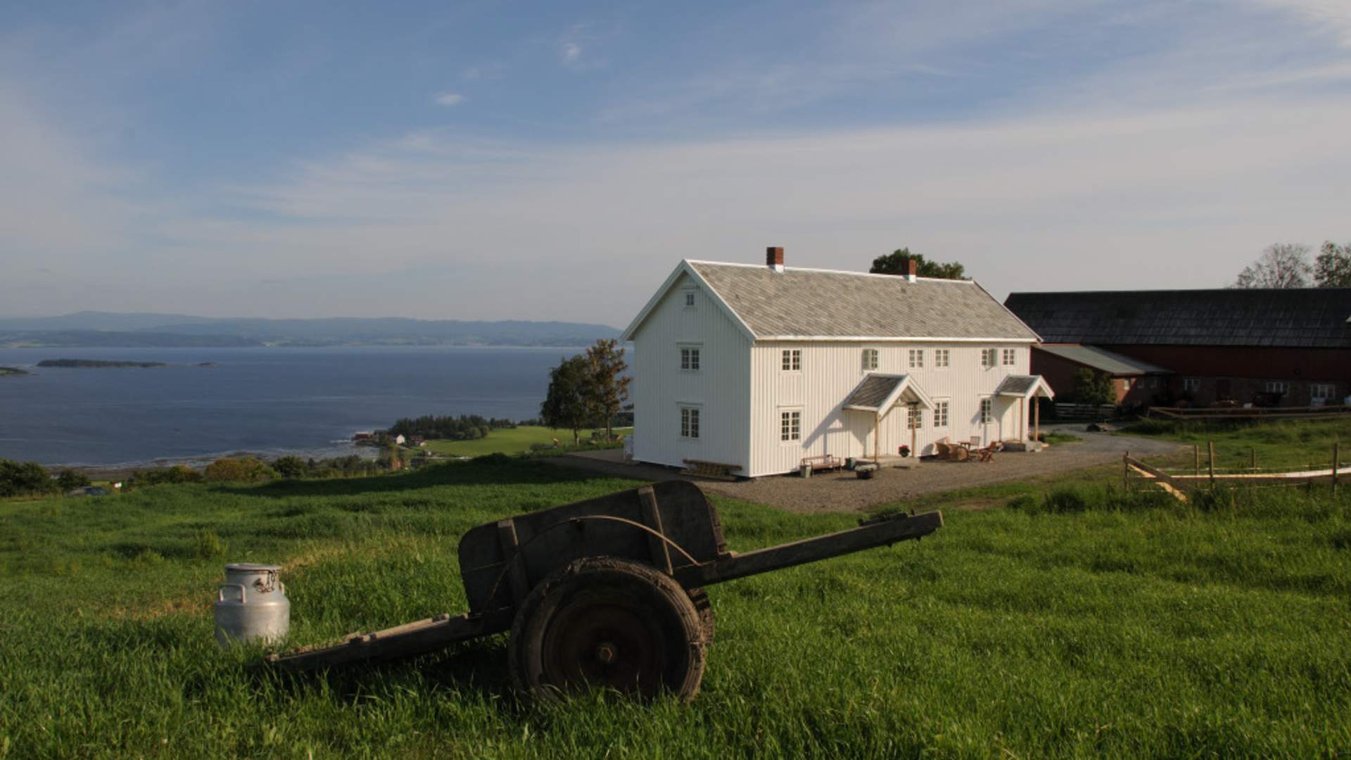 Inderøy Husfrua Gårdshotell Foto Aina Bye Utvendig Sommer Trønderlånet med melkespann og kjerre