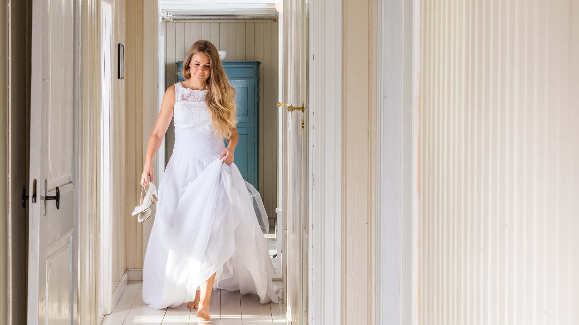 Inderøy Husfrua Gårdshotell Foto Sven-Rik Knoff Brud i hallway innvendig Inderøybryllup