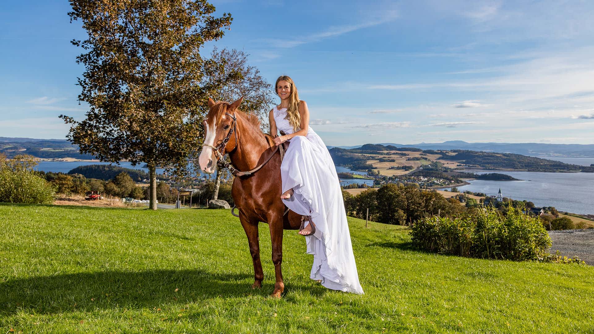 Inderøy Husfrua Gårdshotell Foto Sven-Rik Knoff Sommer Utvendig Inderøybryllup brud på hest