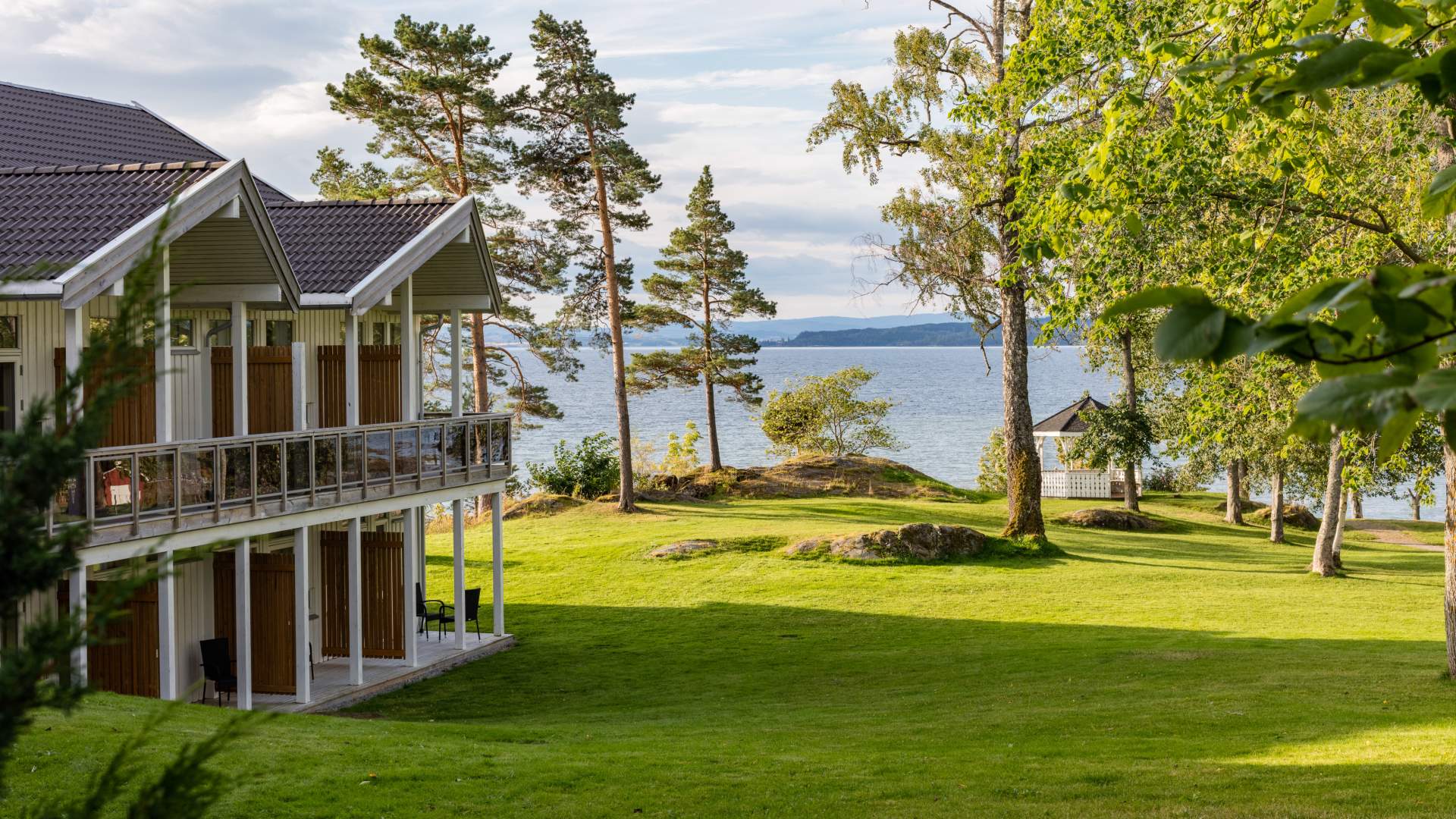 Inderøy Jægtvolden fjordhotell foto Sven-Erik Knoff Utvendig sommer  Hotellet og fjorden