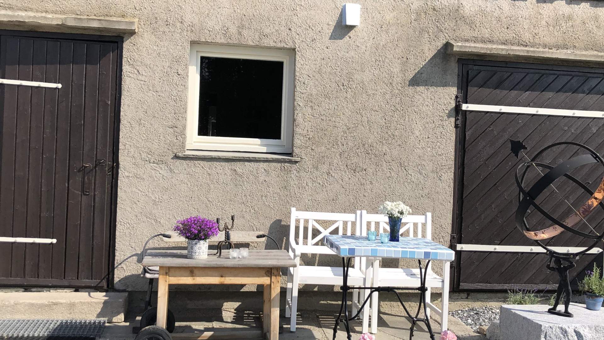 Inngang låve i sol