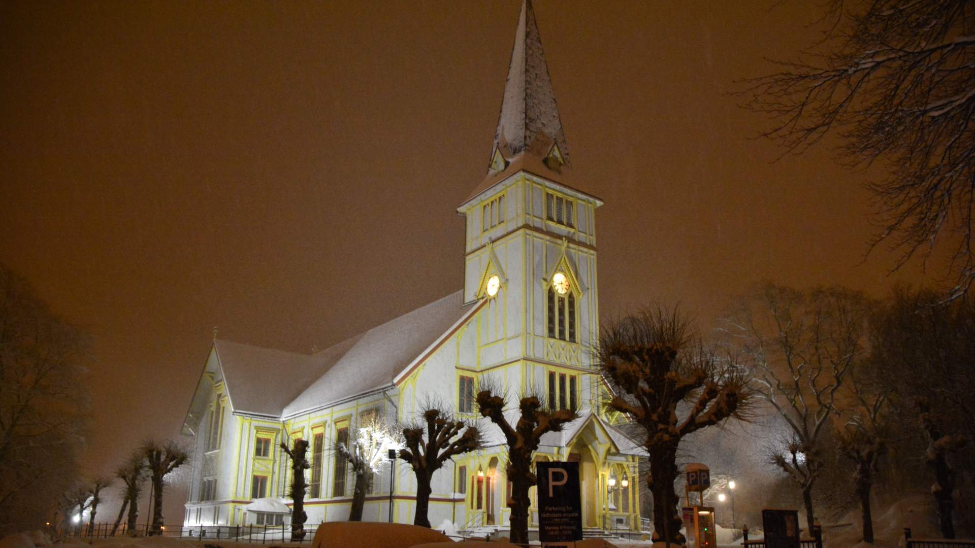 Grimstad kirke i vinternatt