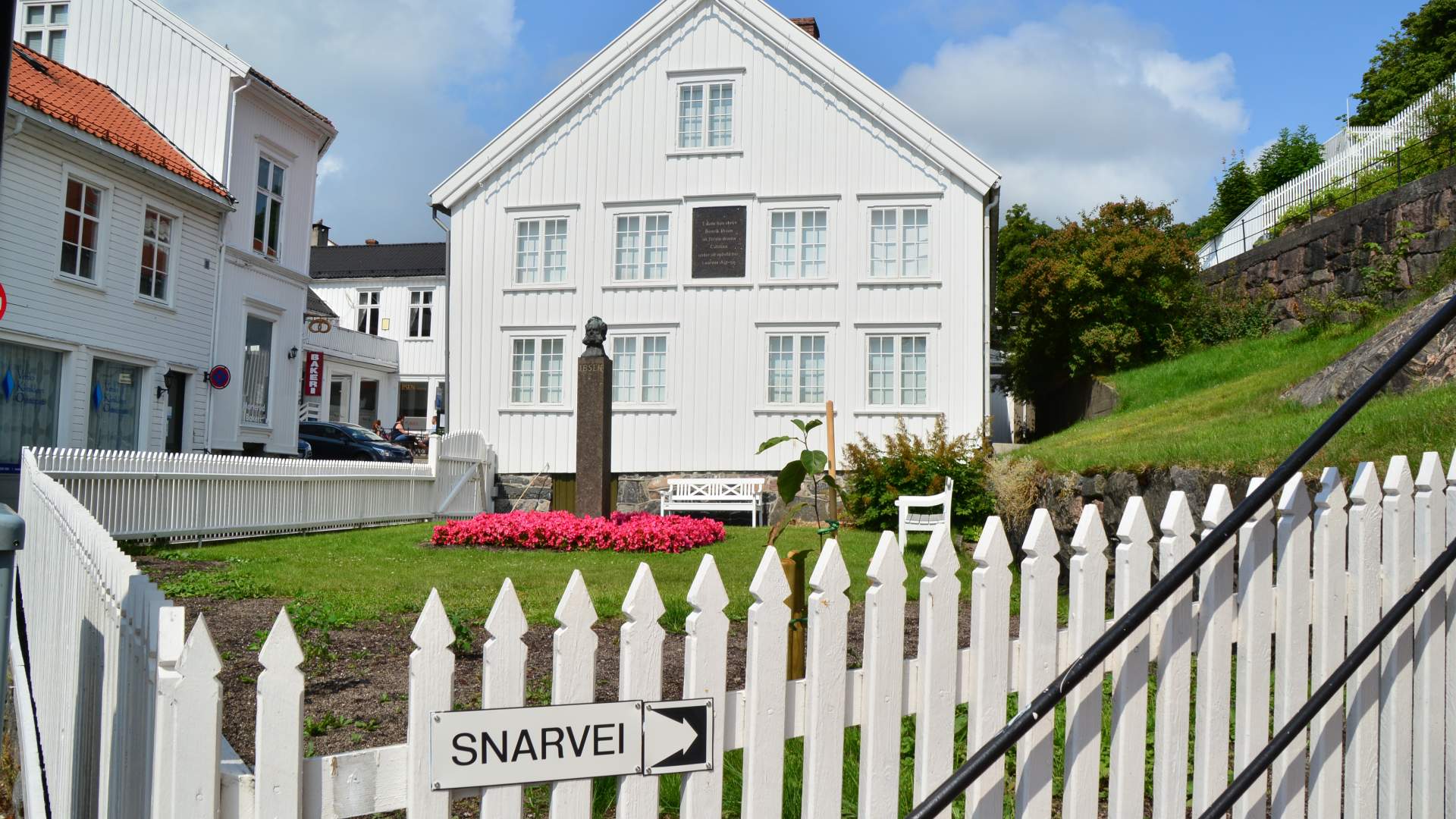 Snarvei foran Ibsen-museet i Grimstad