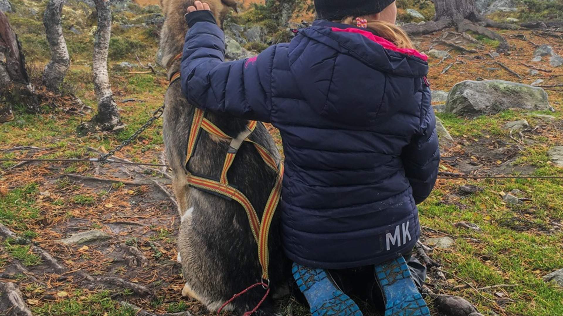 Jente med hund på Langedrag