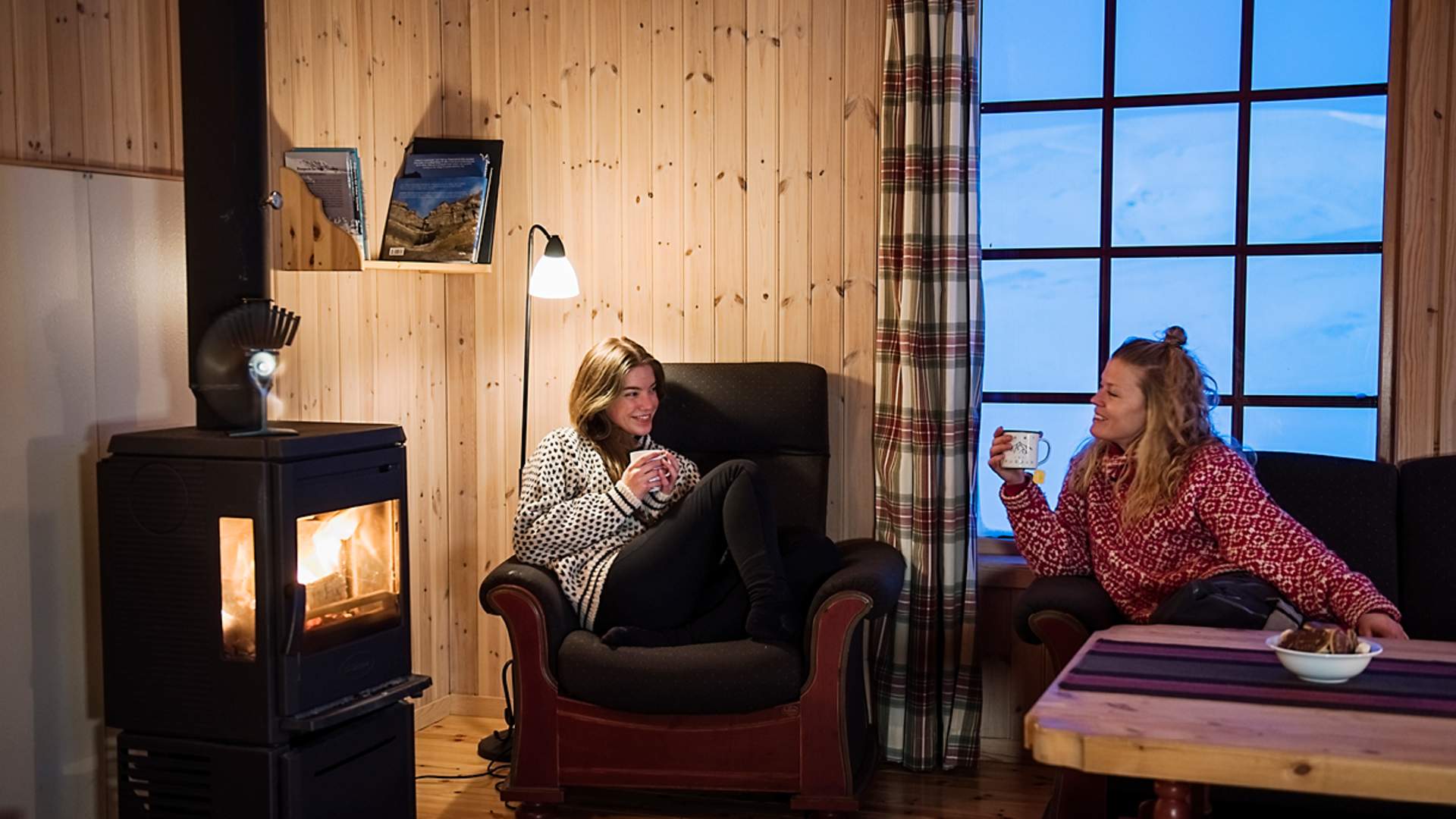 Juva_cabin_fireplace_friends_winter_arctic_svalbard_Agurtxane_Concellon
