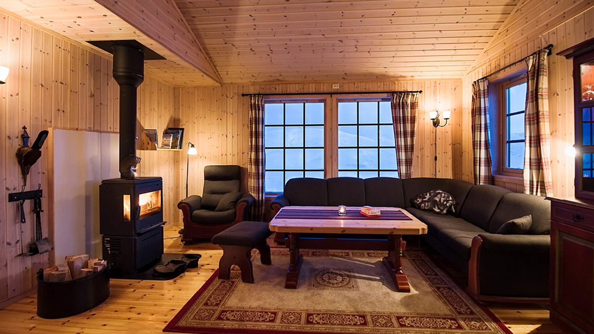 Juva_cabin_fireplace_winter_arctic_svalbard_Agurtxane_Concellon
