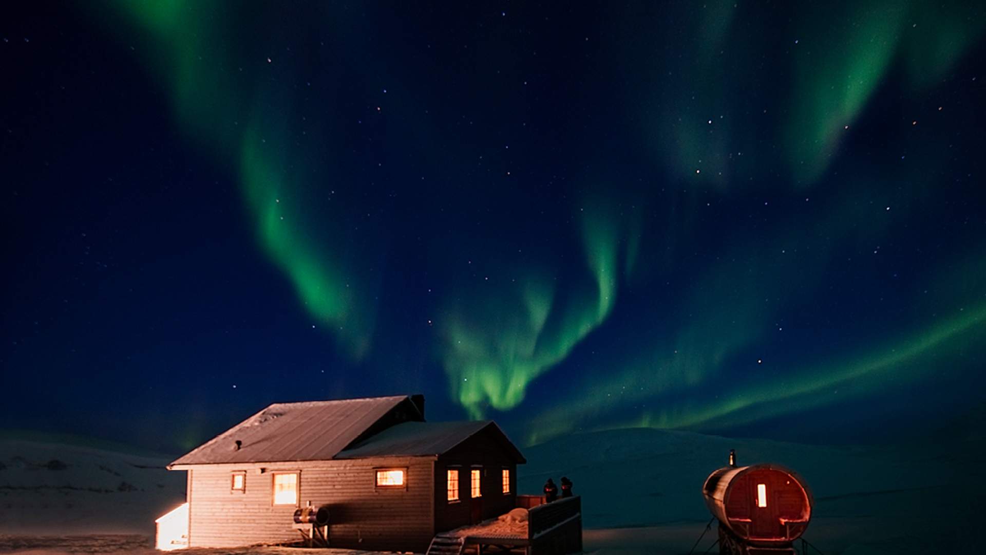 Juva_cabin_friends_winter_arctic_svalbard_northern_lights_Agurtxane_Concellon