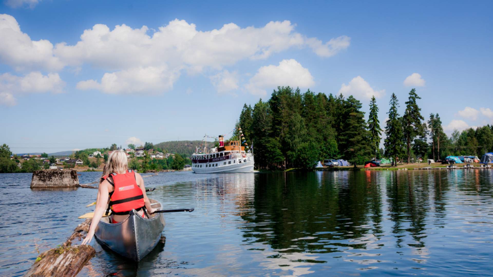 Kanalbåt-og-kano-utenfor-Kanalcamping