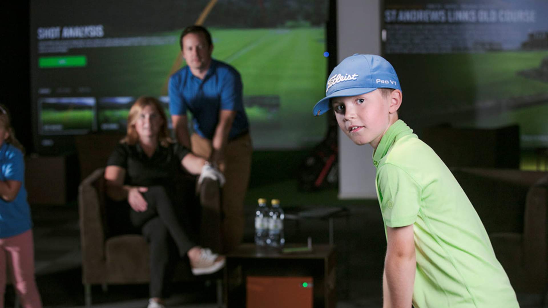 Kids_playing_indoor_golf_72-dpi