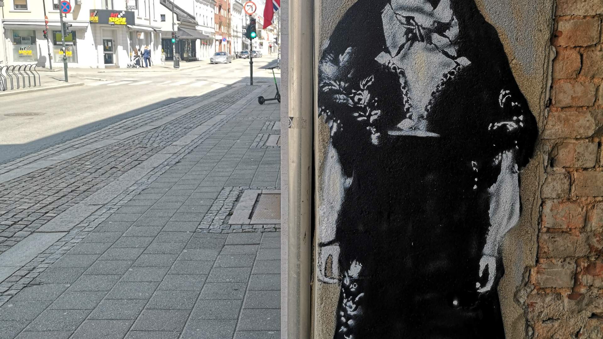 Koronainspirert gatekunst i Kristiansand av Arne Vilhelm Tellefsen