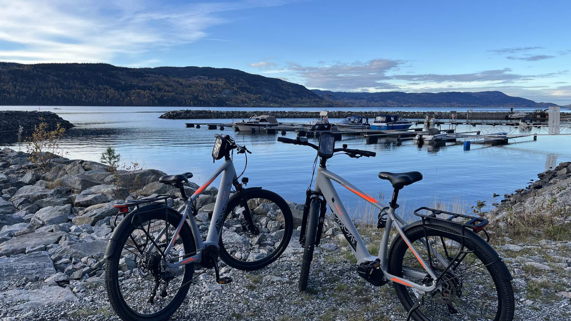 Korslund Ga°rd  - sykkel ved Mjøsa