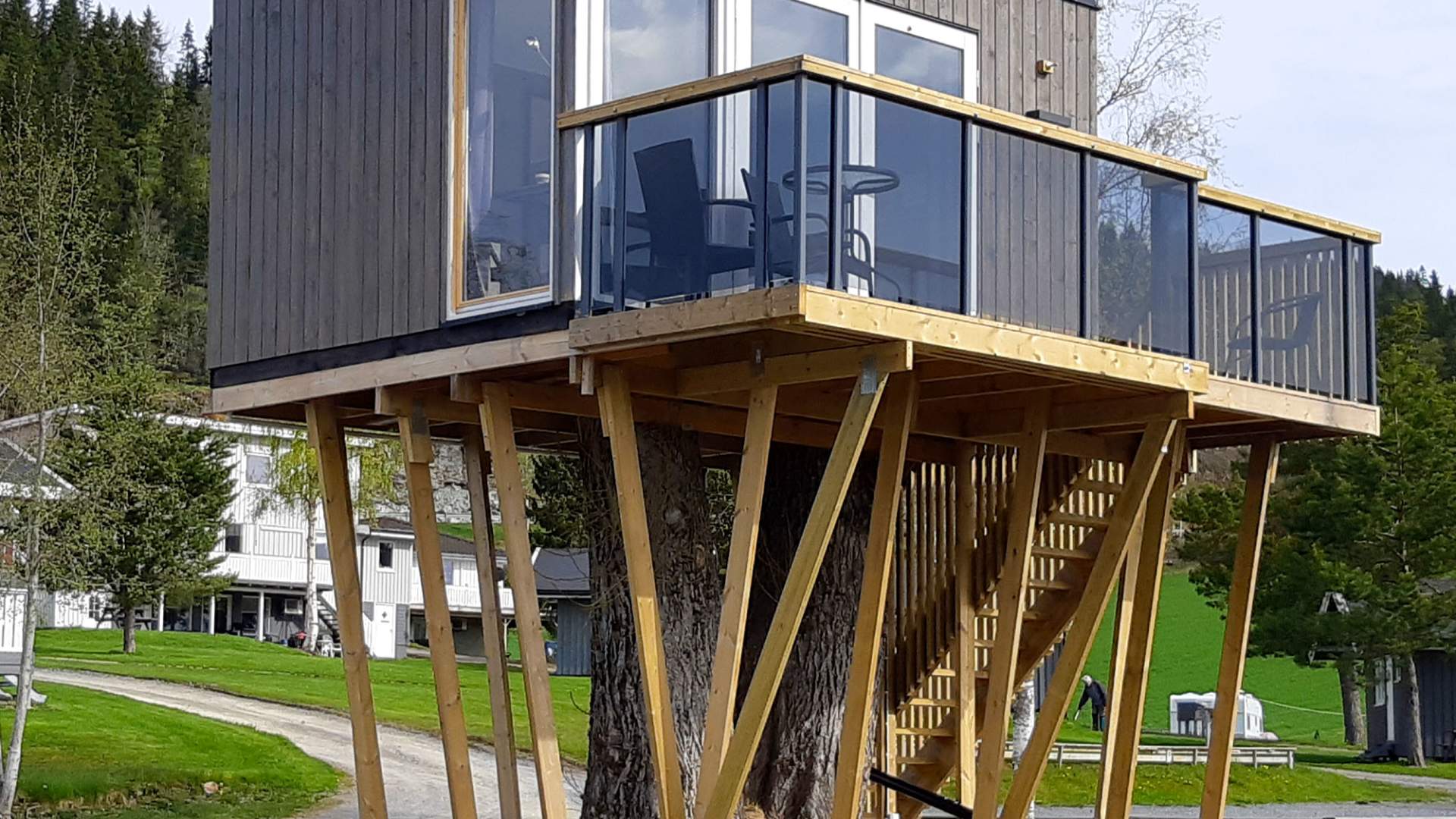 Tretopphytten Almatopp - Kvam motell & camping