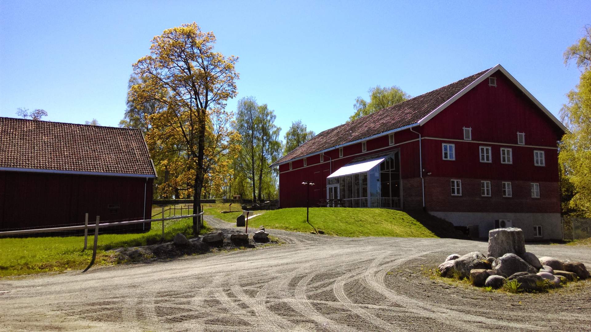 Folkenborg Museum Låven fra rundkjøringa_ Foto Ingrid Brødholt