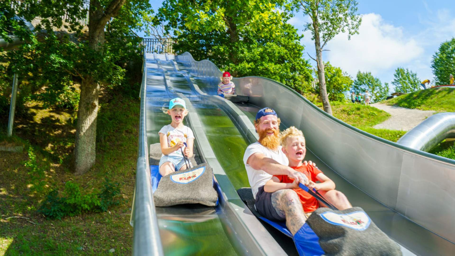 Larvik_sommer_Arve-Kern-Foldvik-familiepark_på-rutsje_1000x667