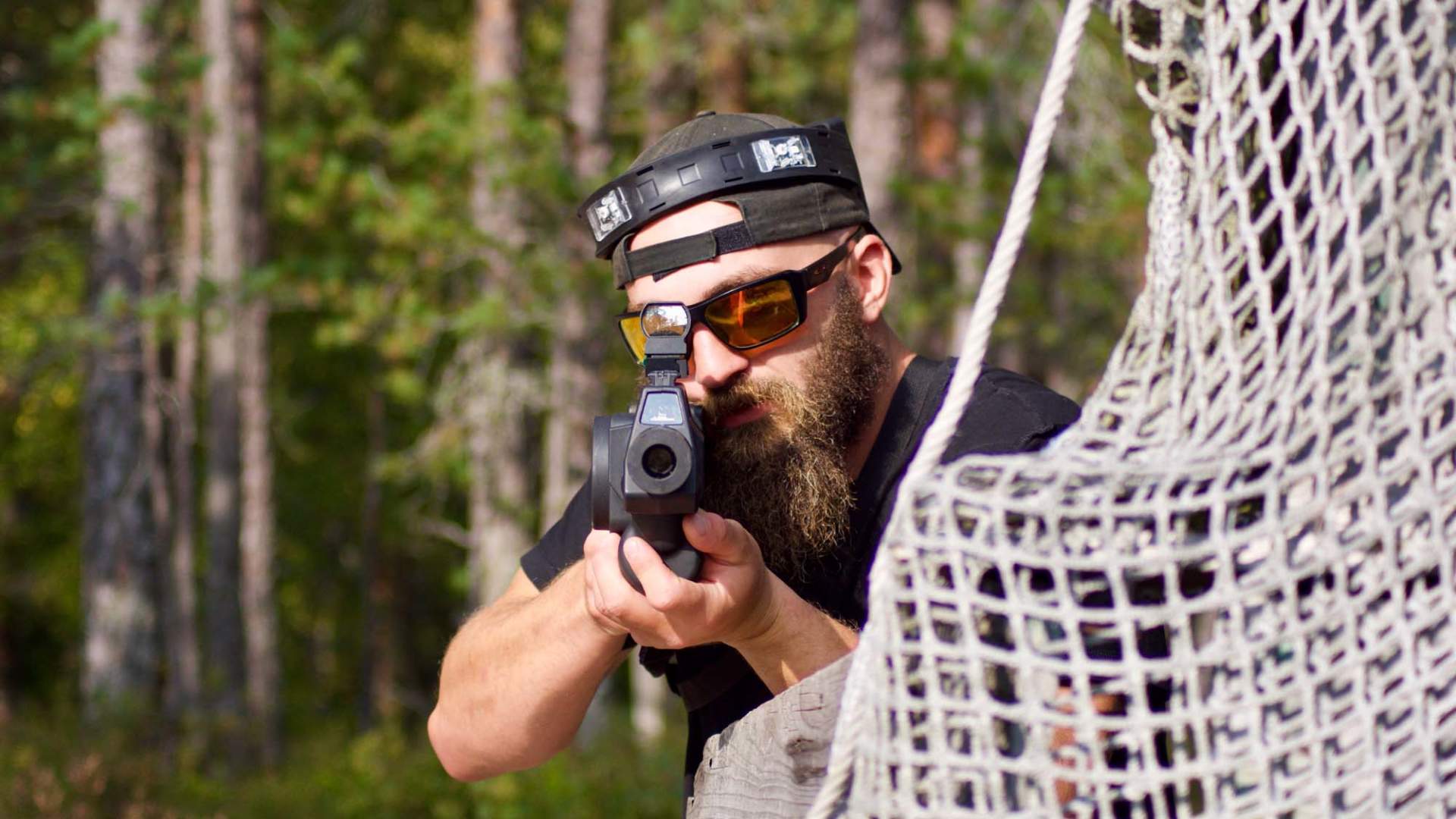 Laser tag-deltaker på TrollparkHove bak netting