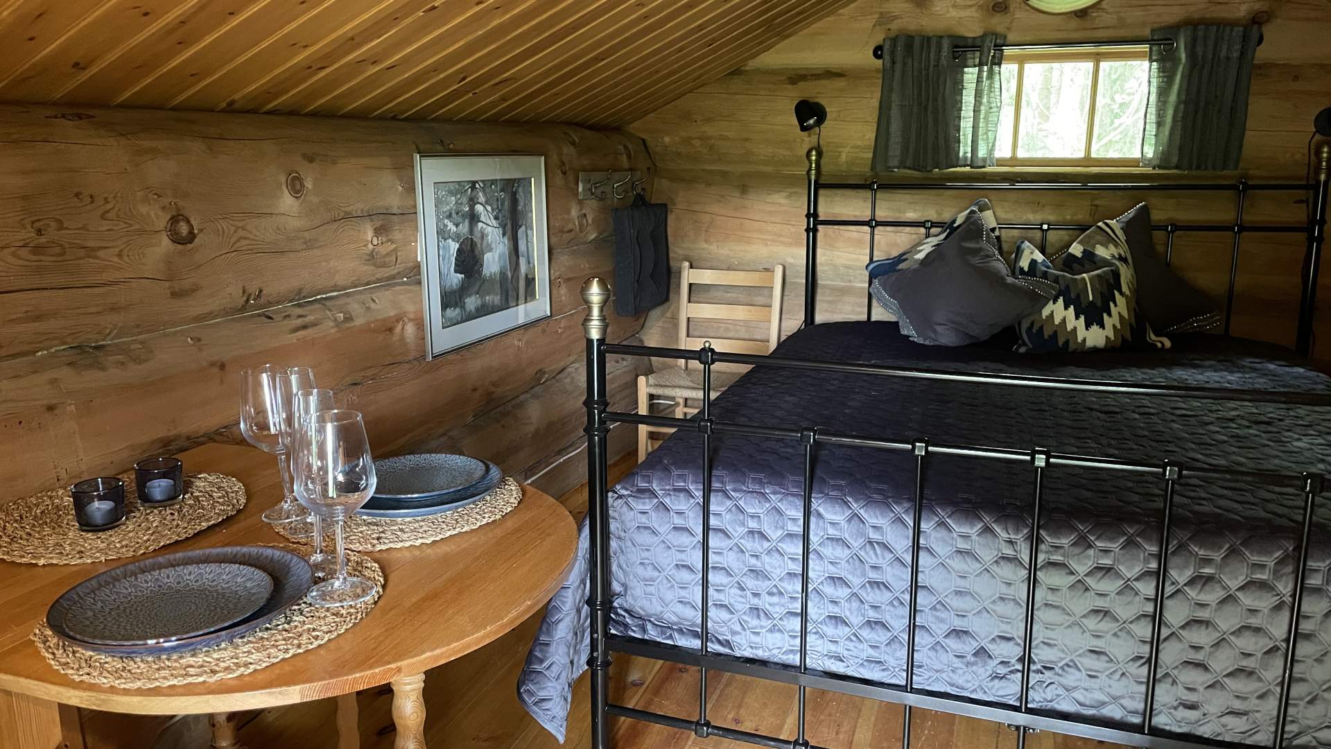 Lenmannskoia sengebilde og spisebord med oppdekning