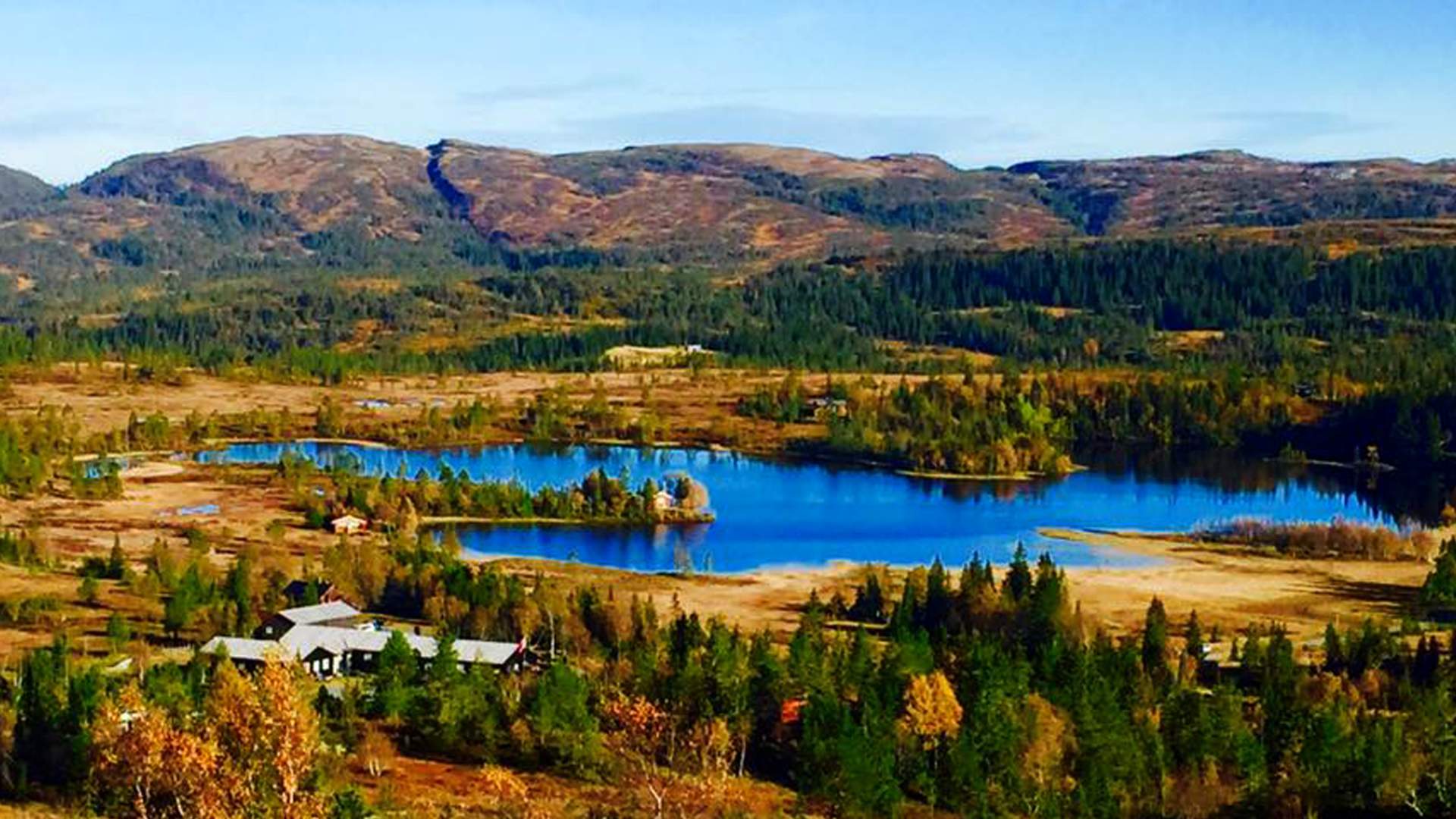 Levanger-Skallstuggu-Foto-Skallstuggu-utendørs-oversiktsbilde-Skallstuggu-og-Vulusjøen-2x1