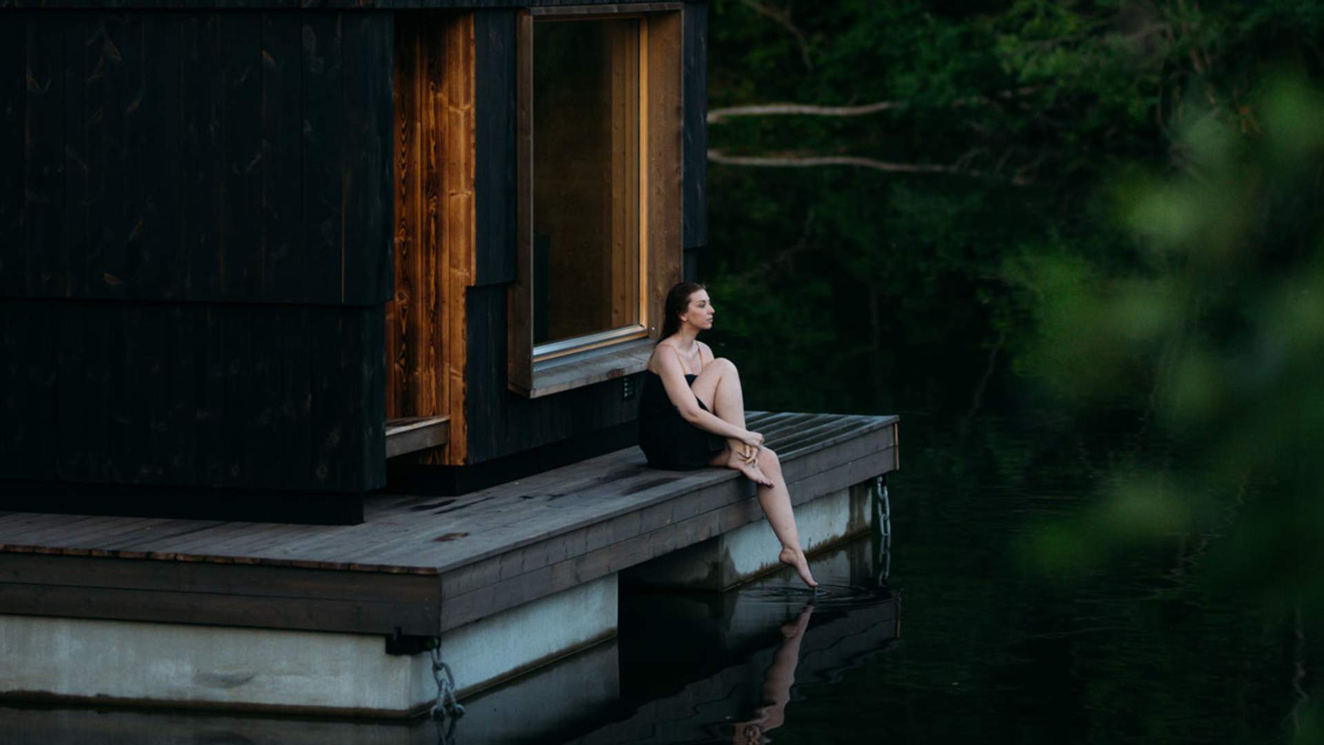 Lunde_skogens-rom-sauna_Even-Lundefaret-dame-ved-badstue