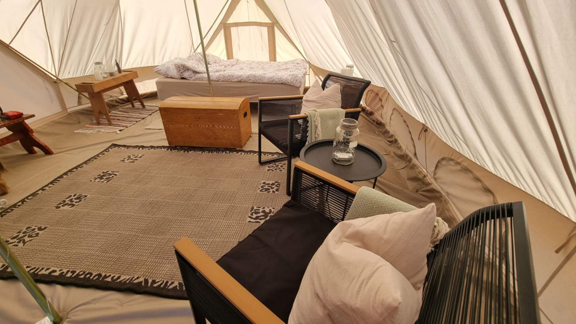 Lunde_sommer_innredning-glampingtelt-hos-Svenseid-Alpakka_1000x750