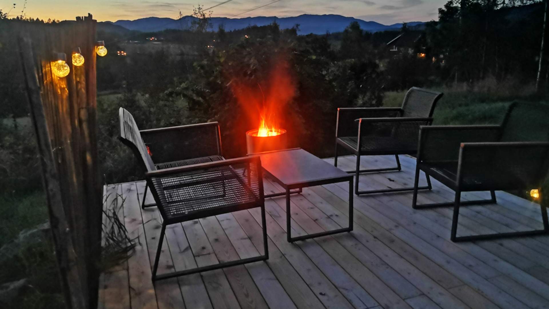 Lunde_sommer_kveld-på-terrassen-foran-glampingtelt_1000x750