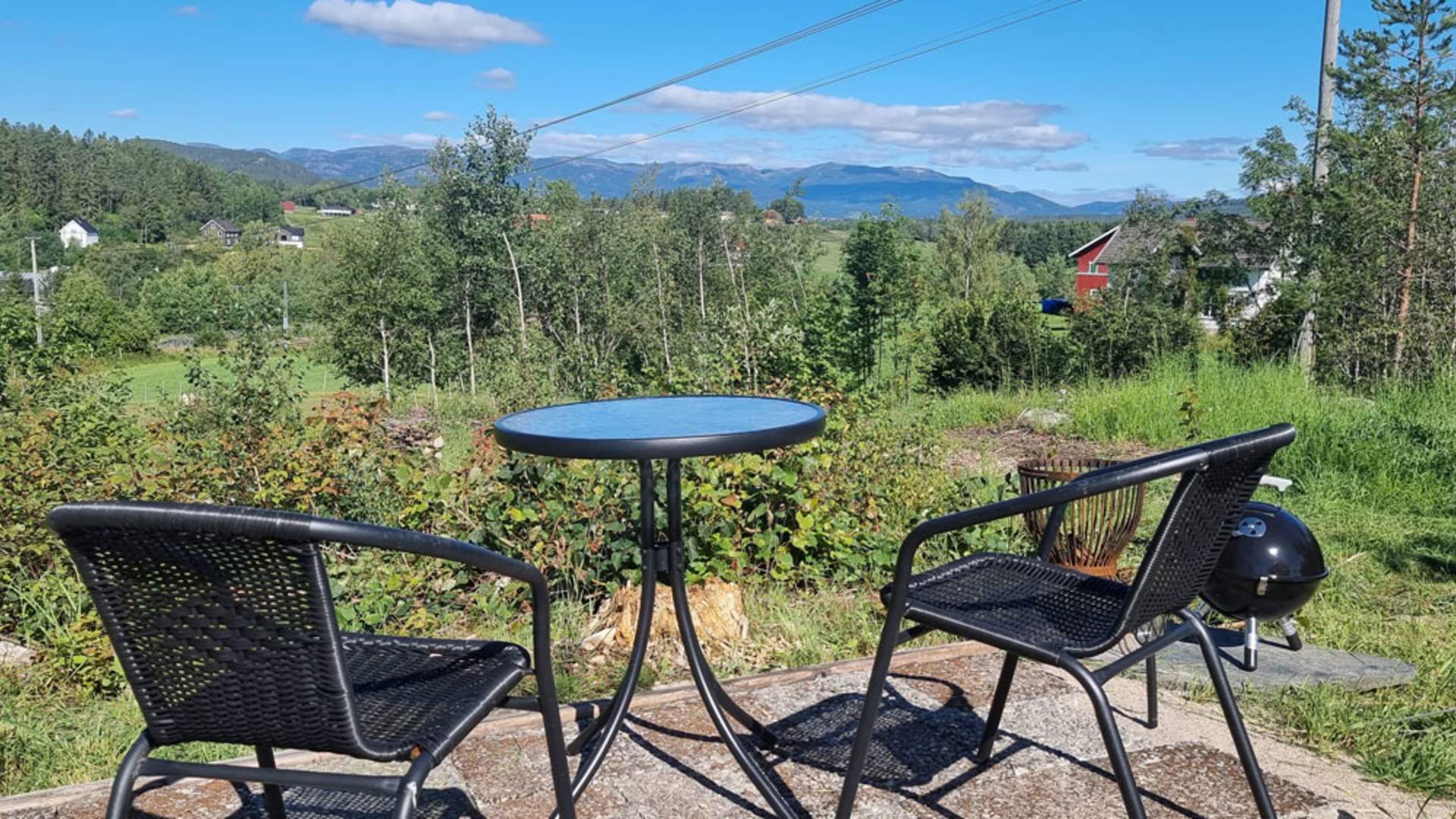 Lunde_sommer_utsikt-fra-terrasse-foran-glampingtelt-hos-Svenseid-Alpakka_1000x750