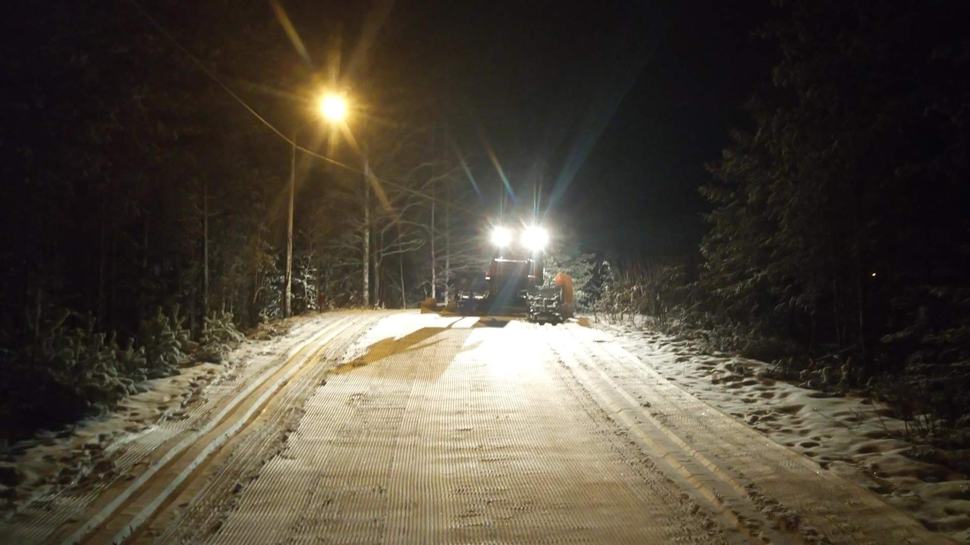 Lysløypa med lys og løypekjører.