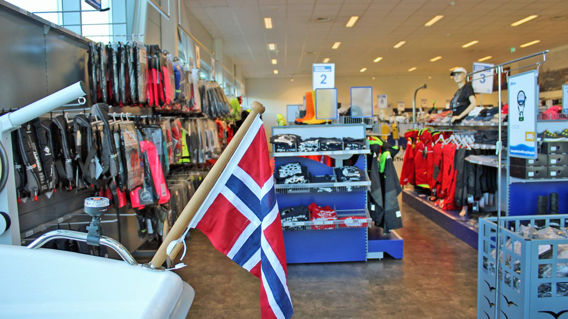 Maritim med flagg, vester og bekledning