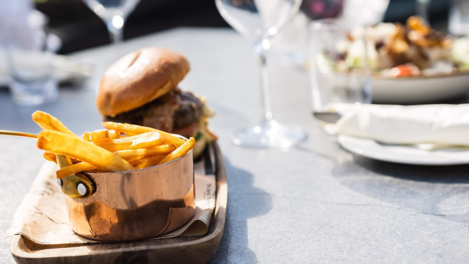Utendørs burger & fries på Resturant Anno 1648