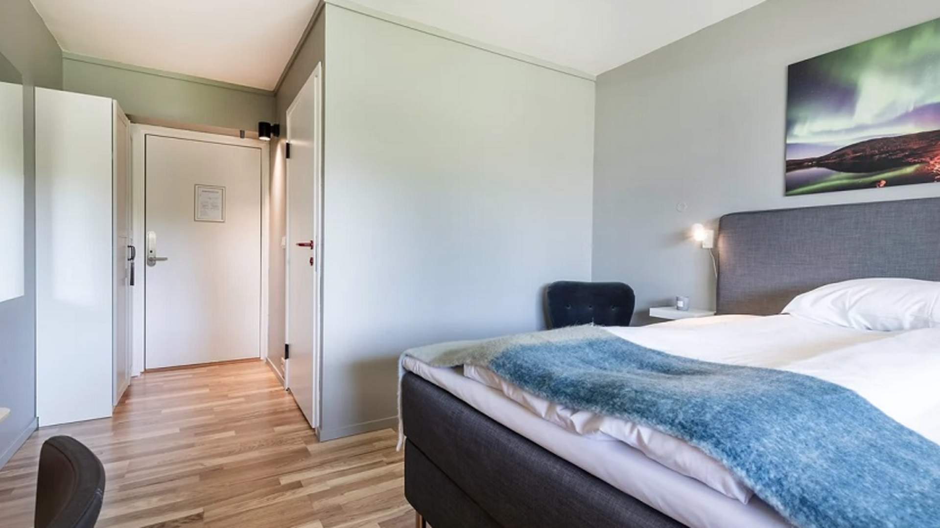 Mot inngang og bad