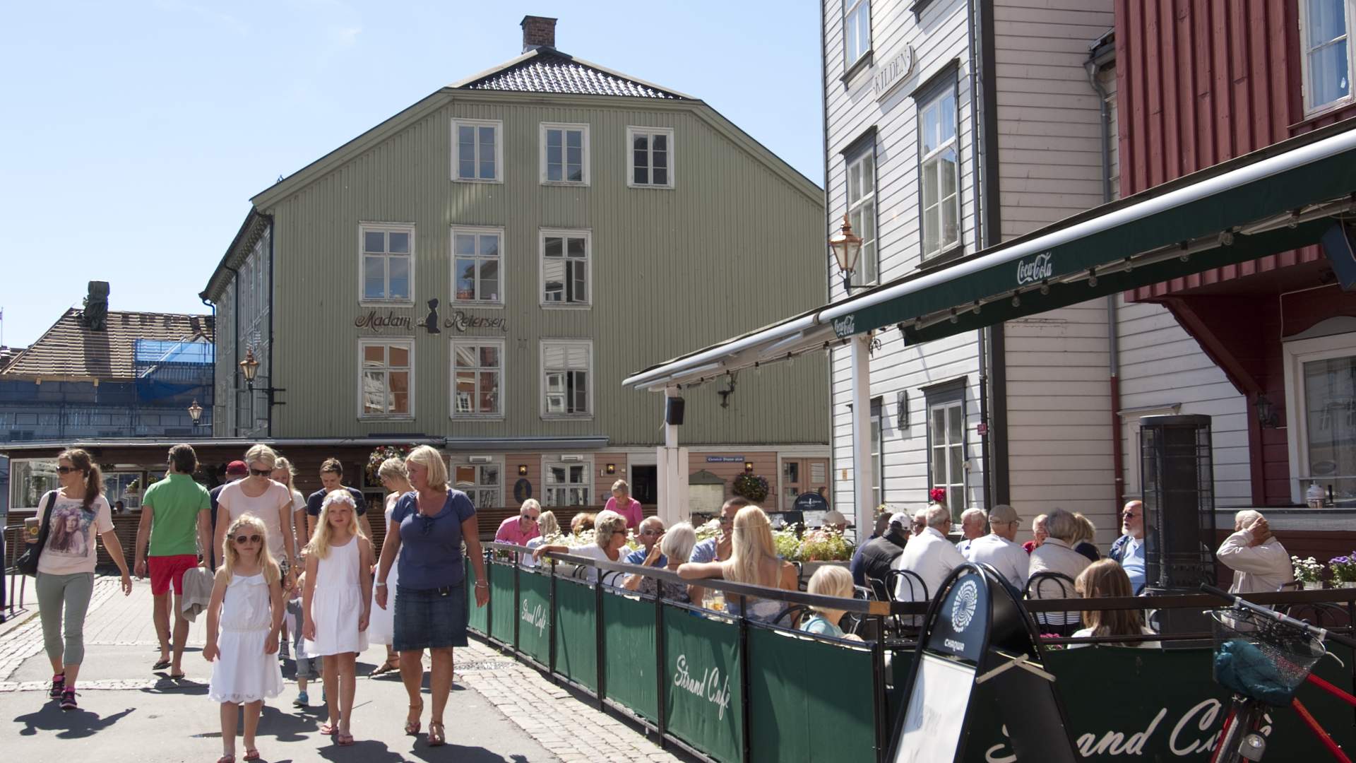 Nedre Tyholmen utenfor Strand Kafé, med Madam Reiersen i bakgrunnen