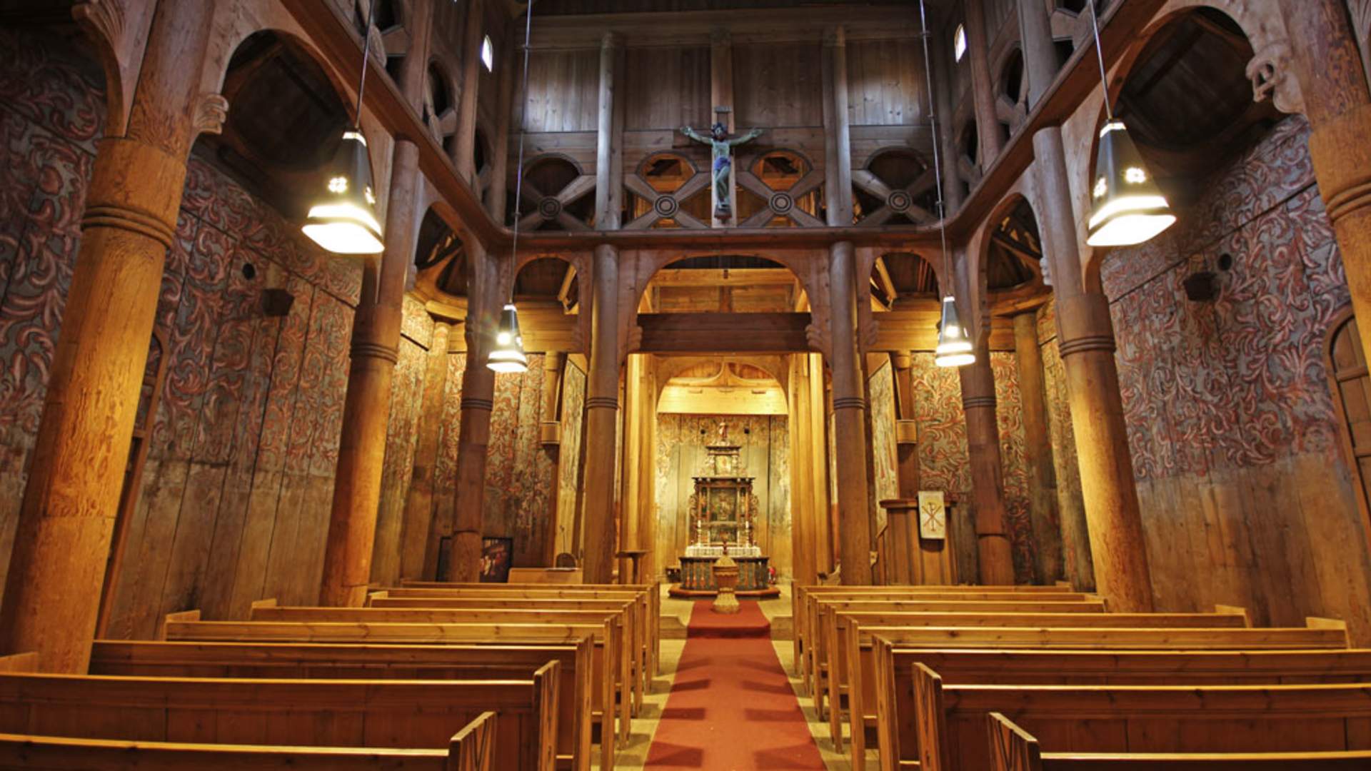 Innvendig i Heddal Stavkirke