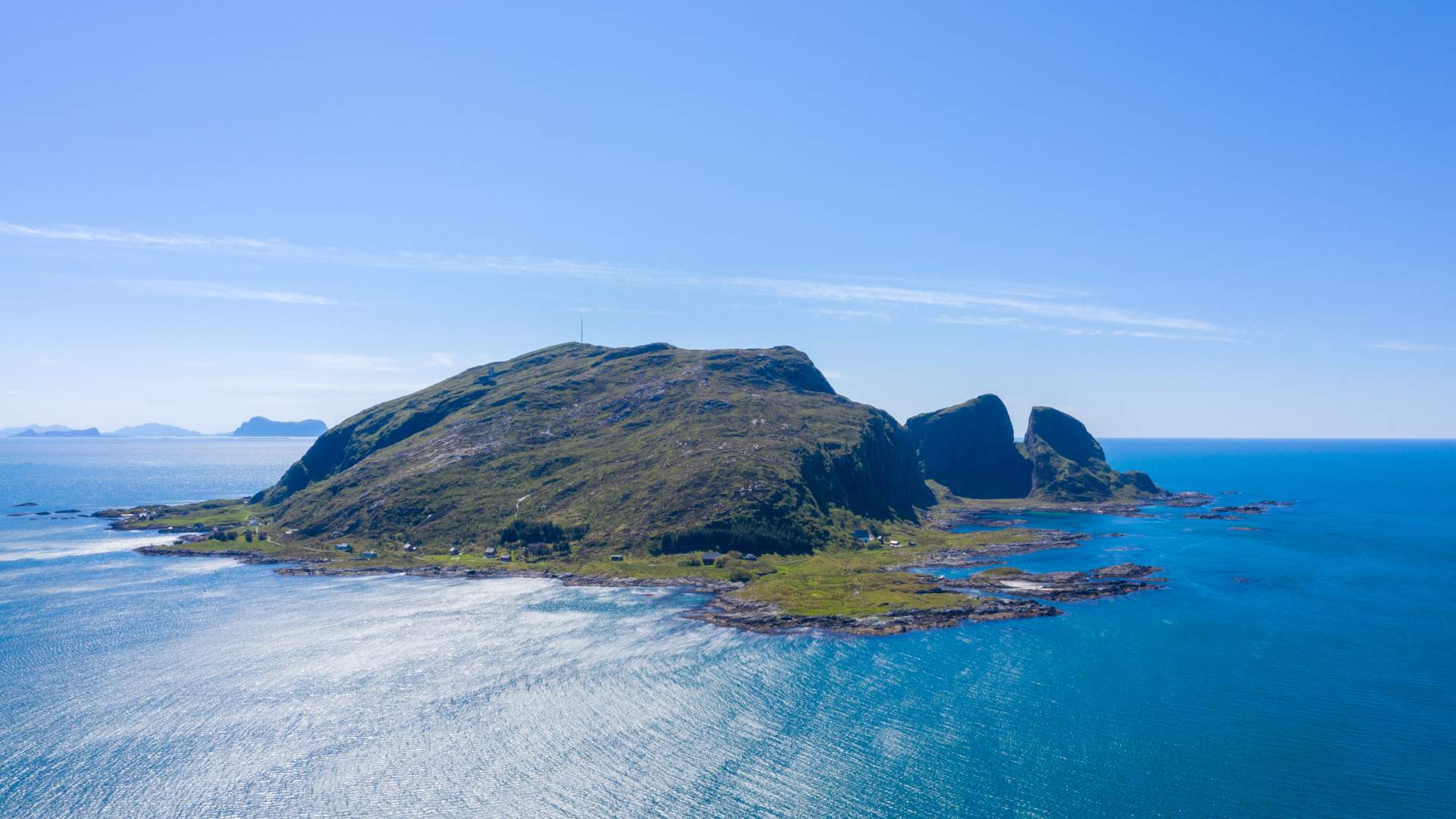 OVERSIKTSBILDE KINN ISLAND FOTO FJORDKYSTEN