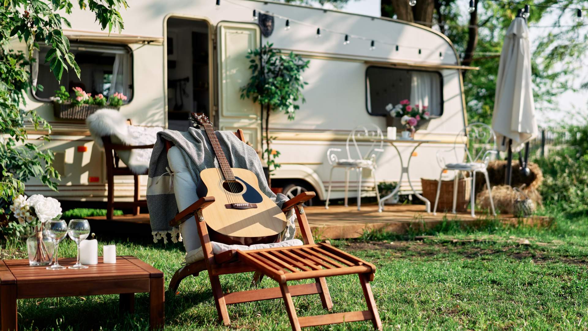 Koselig uteplass ved campingvogn på Odin Camping