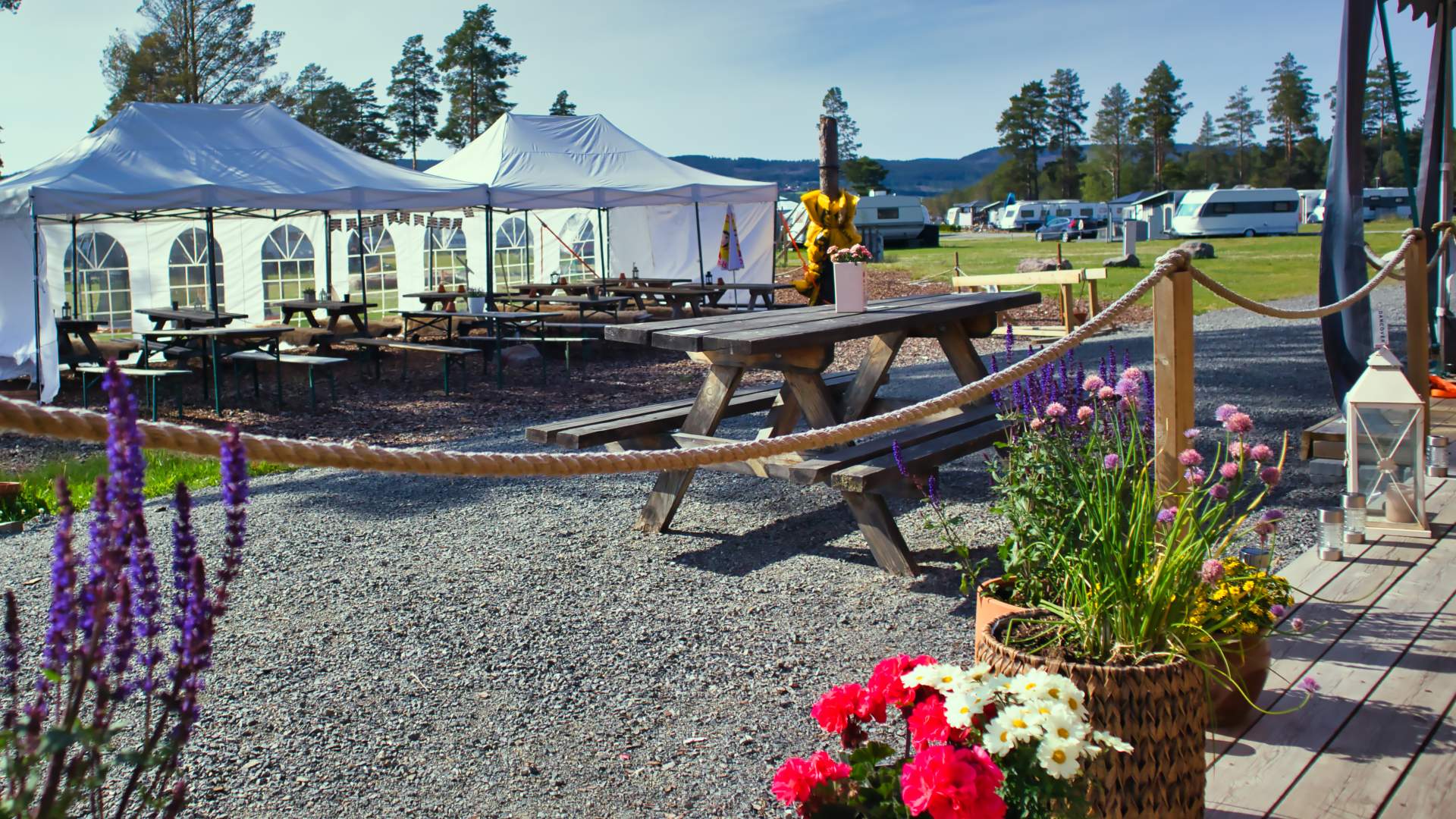 Godt vær og utendørs sitteplasser på Odin Camping
