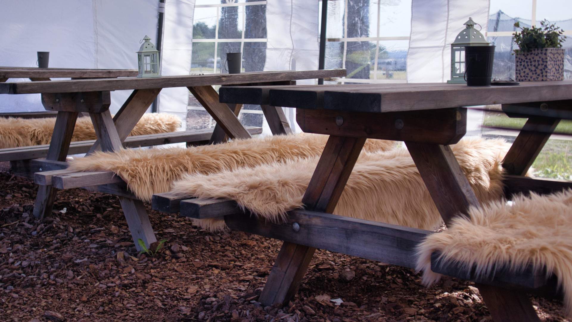 Koselige utendørsbord med tak på Odin Camping