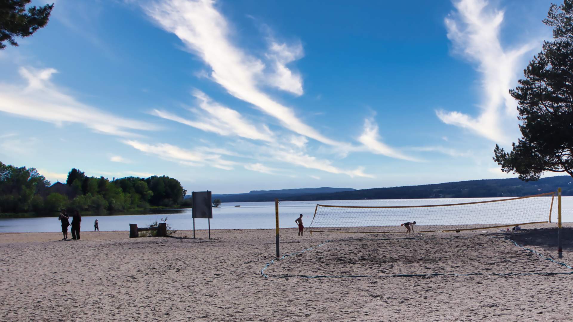 Volleyballbane og sandstrand på Odin Camping