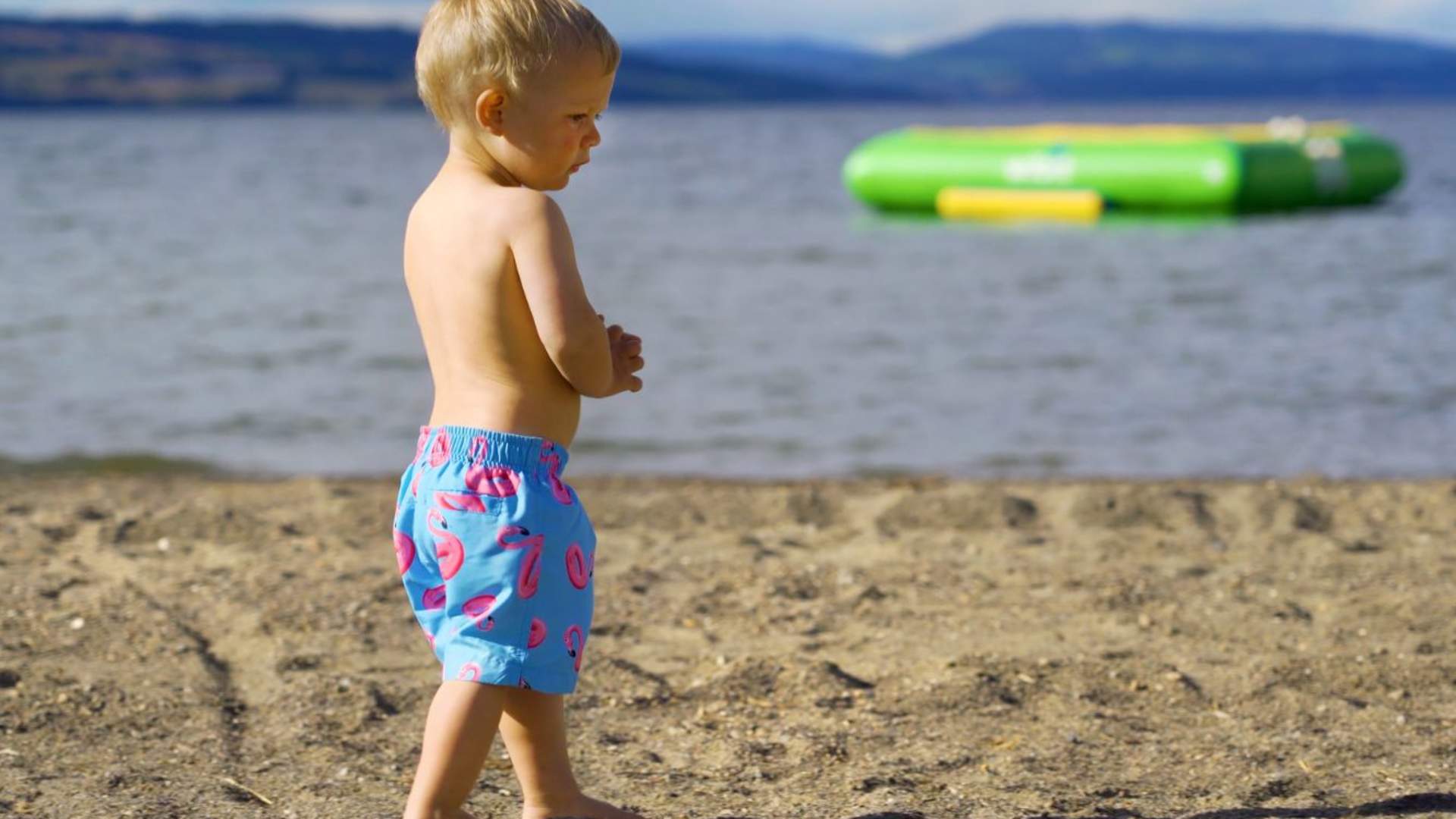 Gutt på strand i Evjua Strandpark