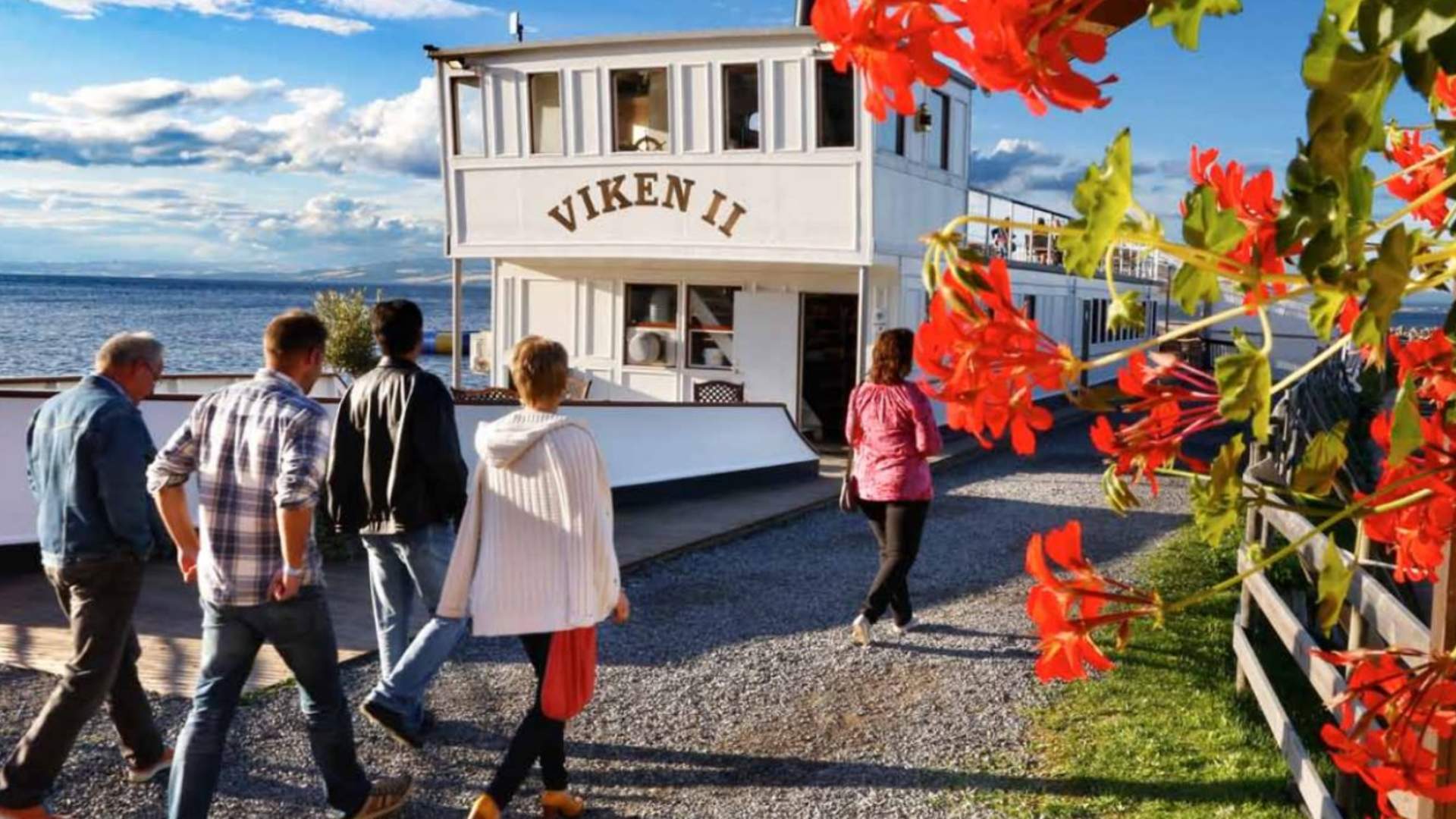 Panoramahytter i Evjua Strandpark, restaurantbåten Viken II