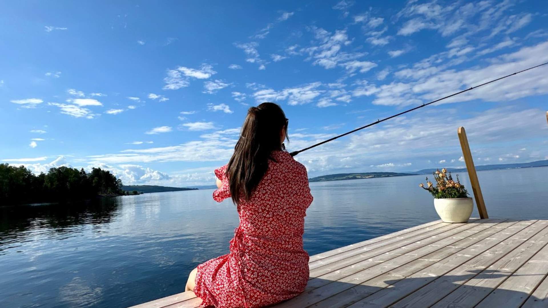 Panoramahytter i Evjua Strandpark, fisking fra bryggekanten