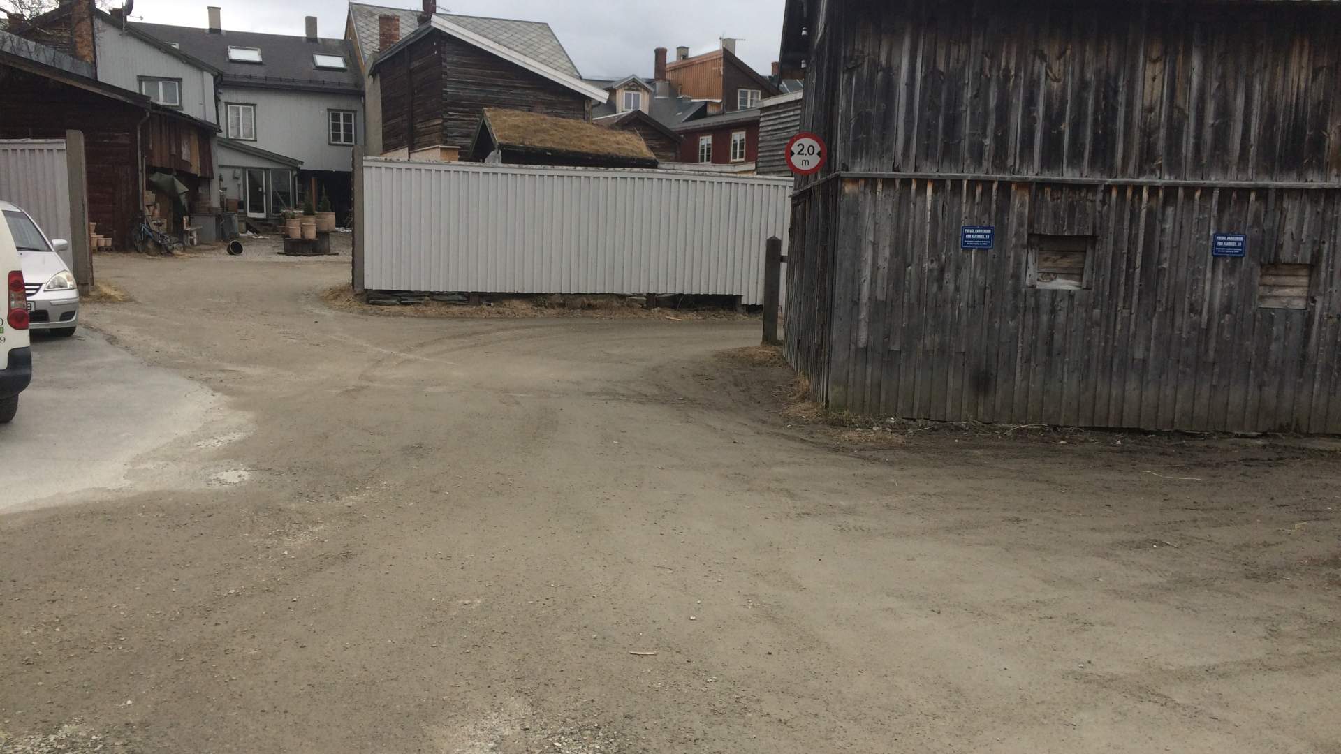 Parkeringsplass og inng. bakgård