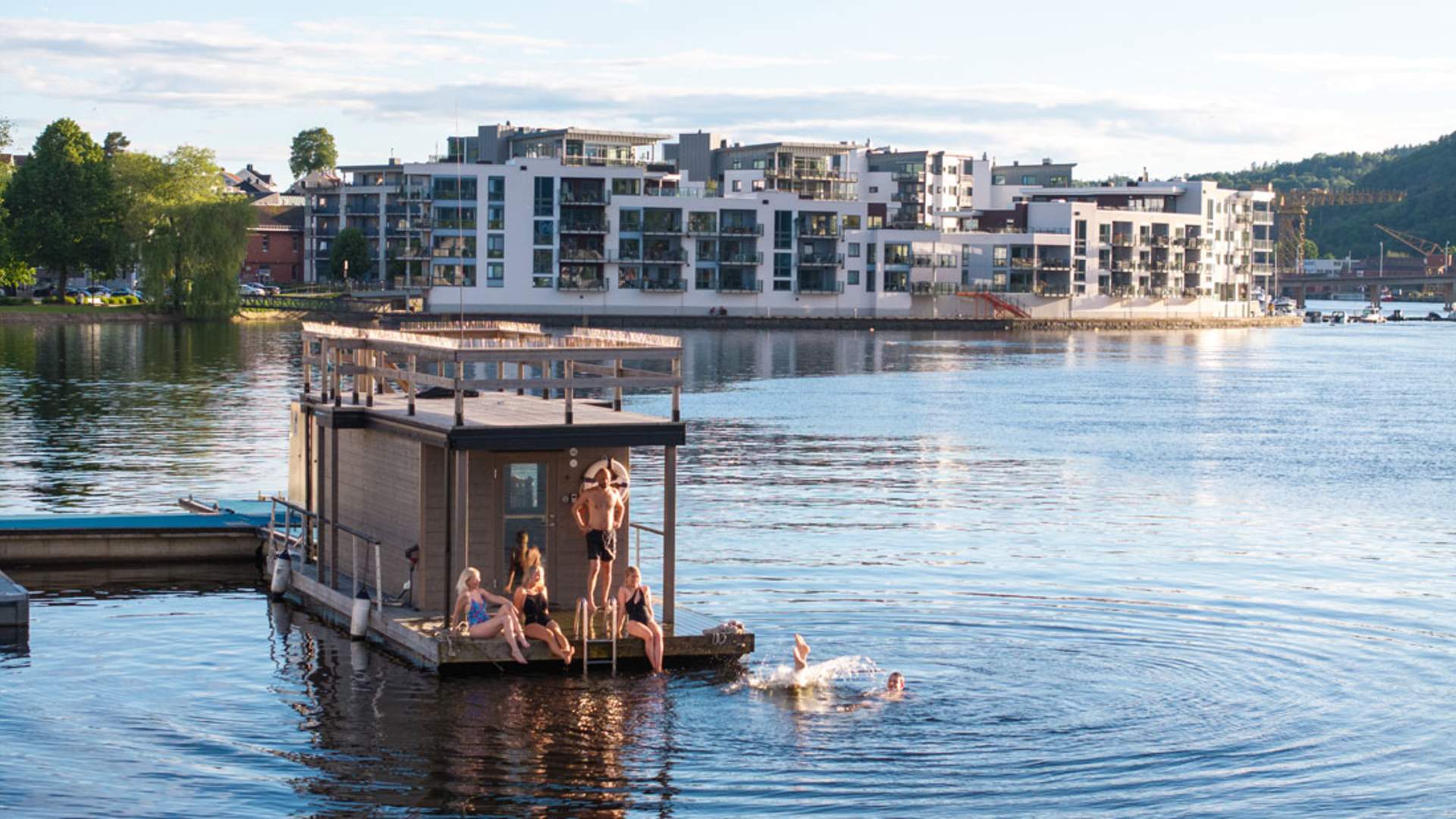 Porsgrunn_sommer_badstubåten-Melvin_1100x824