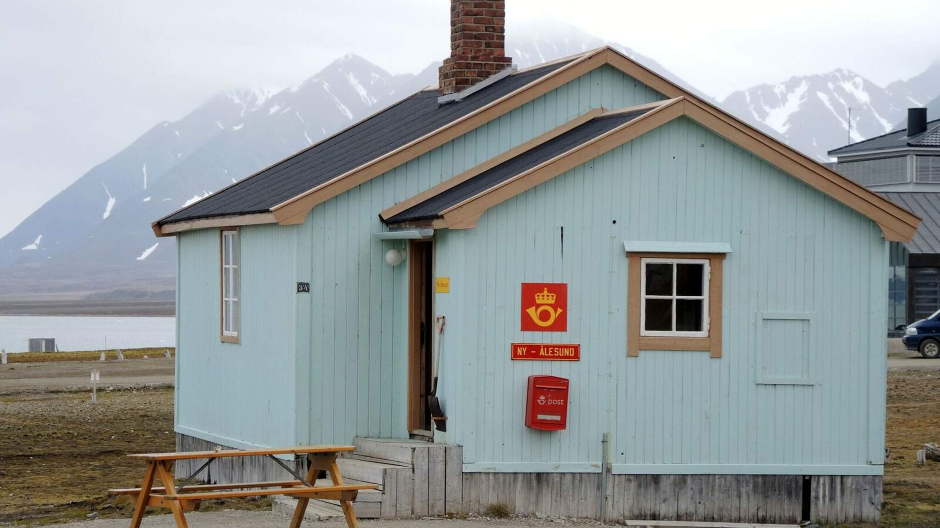 Post office in Ny-Alesund by Franka Leiterer