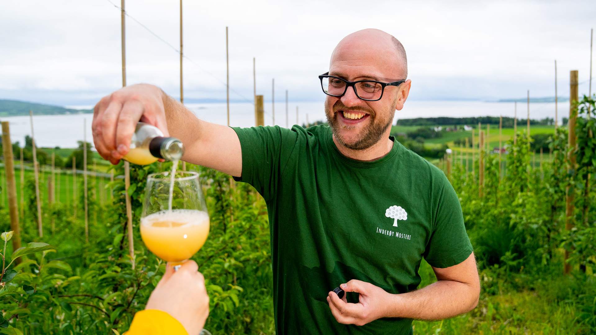 Pouring apple juice into glass-Fredrik Ahlsen - Maverix-1 WEB