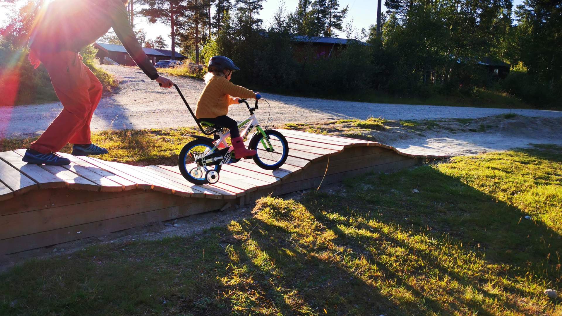 Pumptrack med voksen Monica Bye Spa°nberg