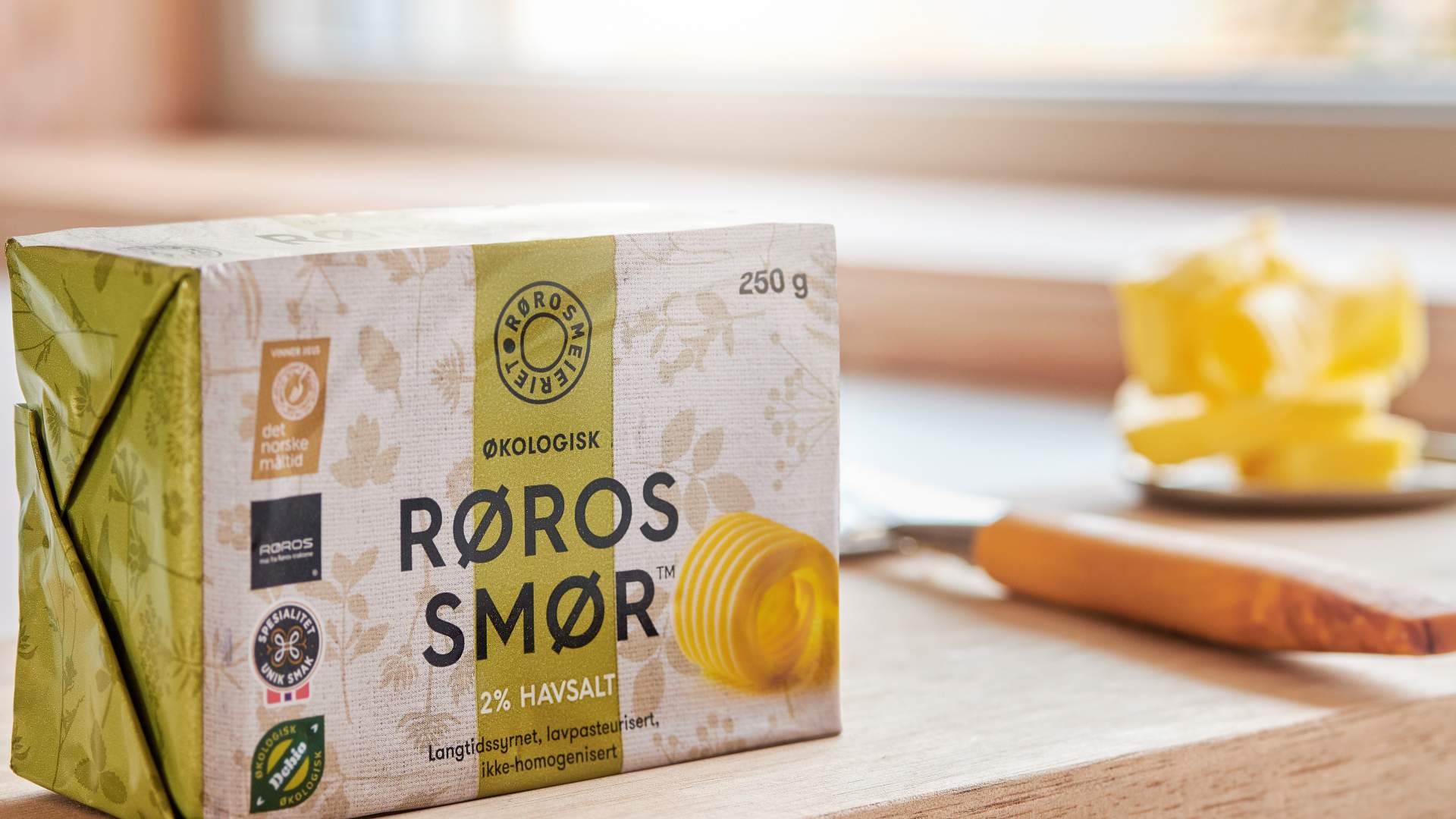 Røros Smør 2% havsalt fra Rørosmeieriet på skjærefjøl Foto Tom Gustavsen