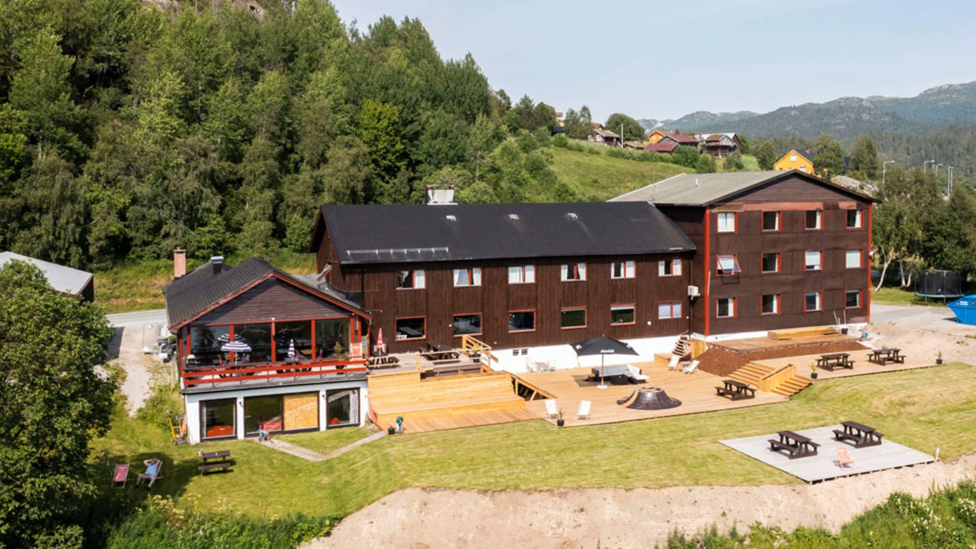 Rauland_sommer_baksiden-påAustbø-Hotell_1000x699