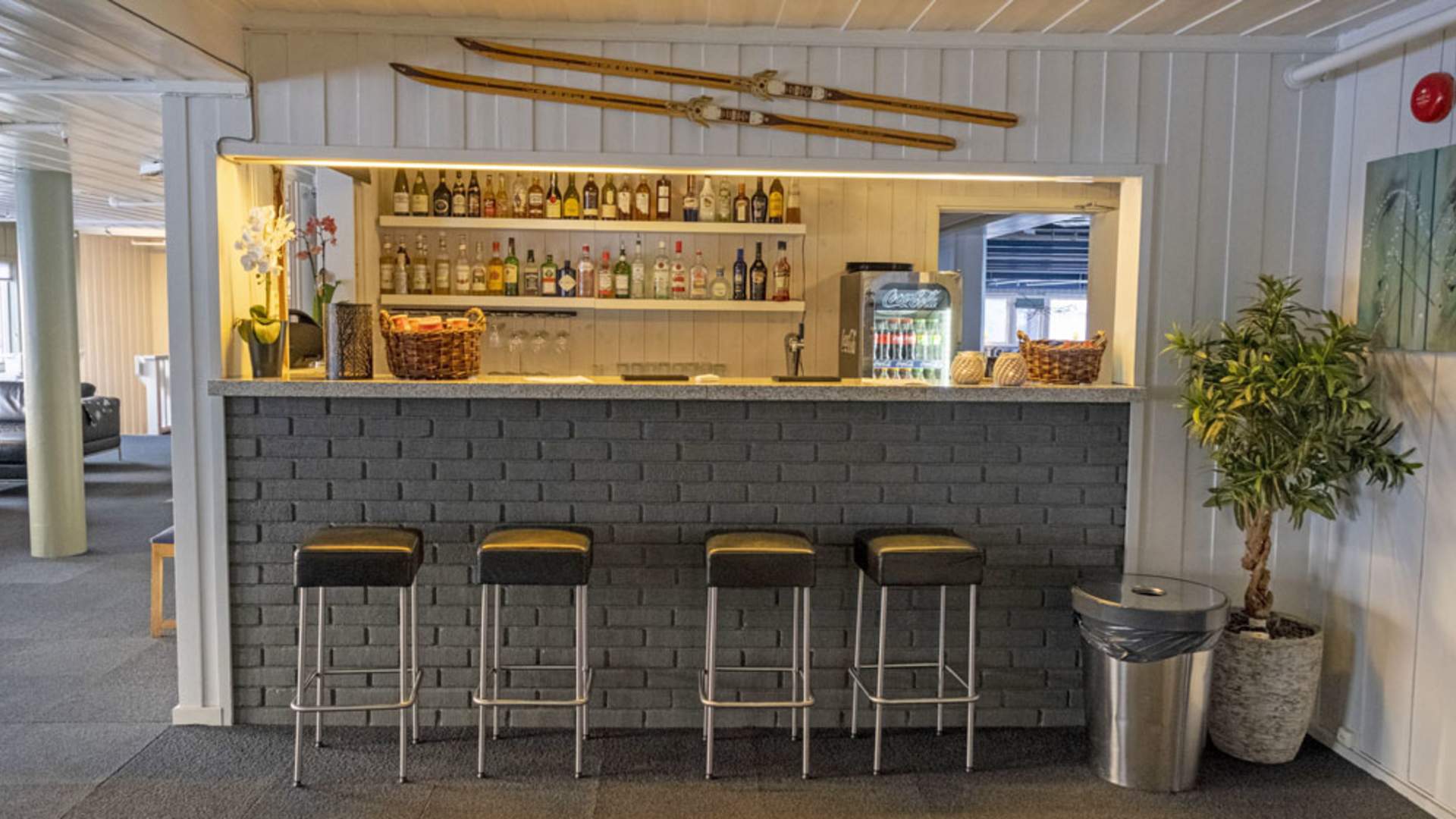 Rauland_sommer_bar-på-Austbø-Hotell_1000x563