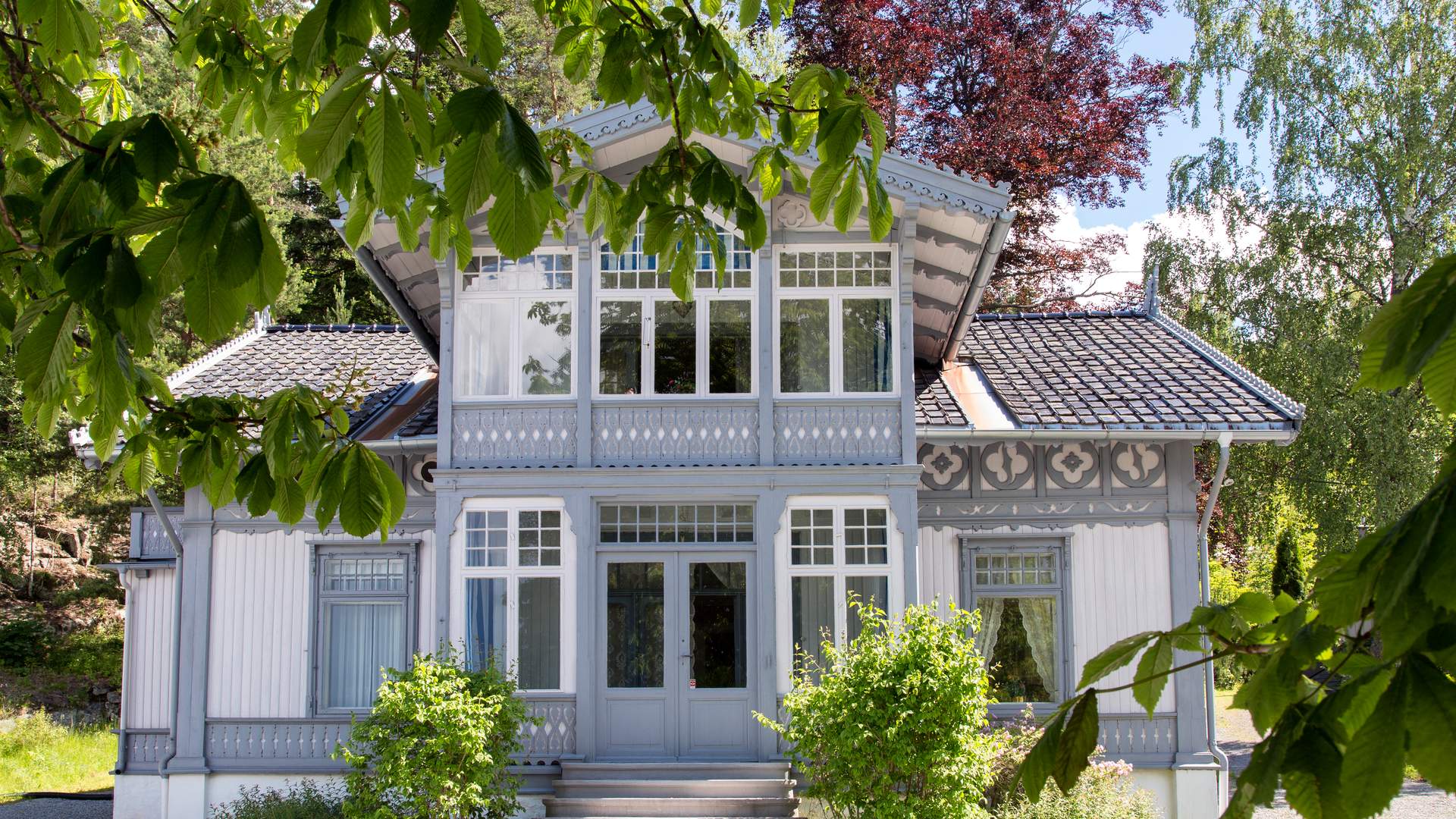 Roald Amundsens hjem ute og i blomst