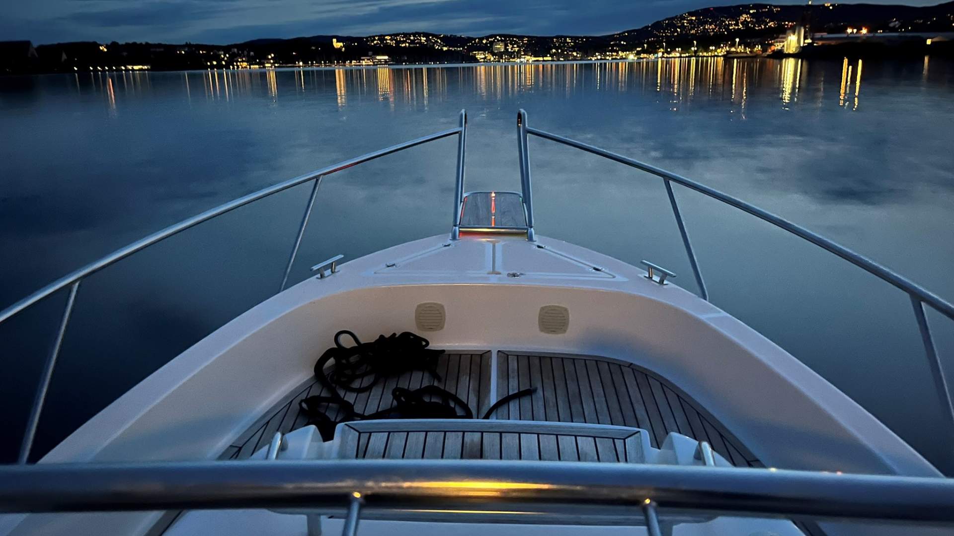 Salty Beard båt på fjorden